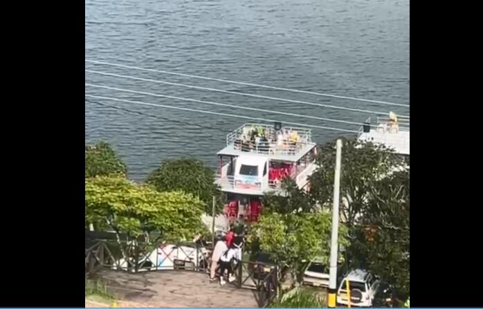 Emergencia en embarcación en embalse de Guatapé- foto pantallazo vidoeo cortesía