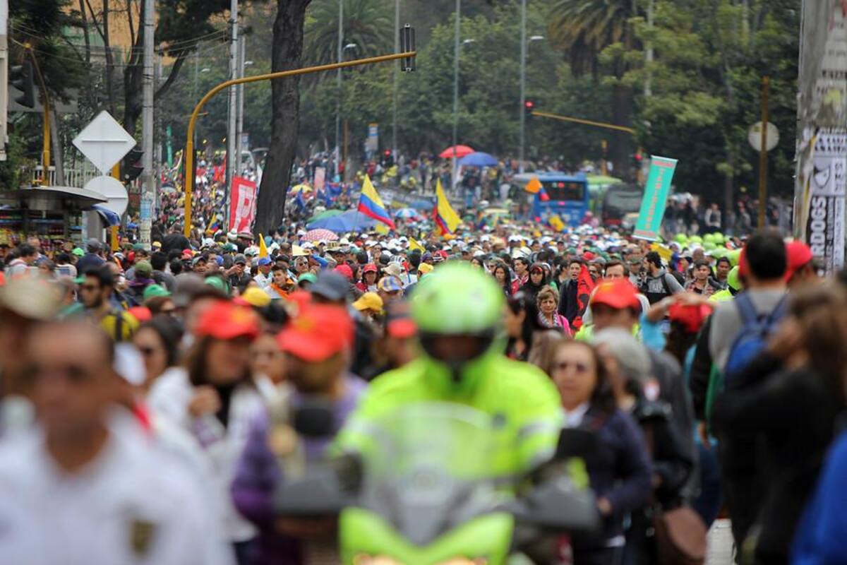 50.000 educadores de todas las regiones del país se dirigen al Ministerio de Educación, ubicado en la capital colombiana, apara manifestar su preocupación frente al acuerdo al que llegó el Gobierno con Fecode.
