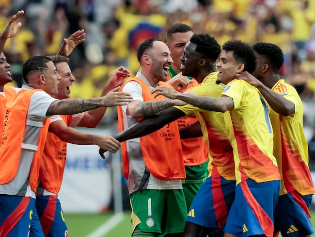 Glendale (United States), 28/06/2024.- Davinson Sanchez (3-R) of Colombia reacts with his teammates after scoring the 2-0 goal against Costa Rica during the second half of the CONMEBOL Copa America 2024 group D soccer match between Colombia and Costa Rica, in Glendale, Arizona, USA, 28 June 2024. EFE/EPA/JOHN G. MABANGLO