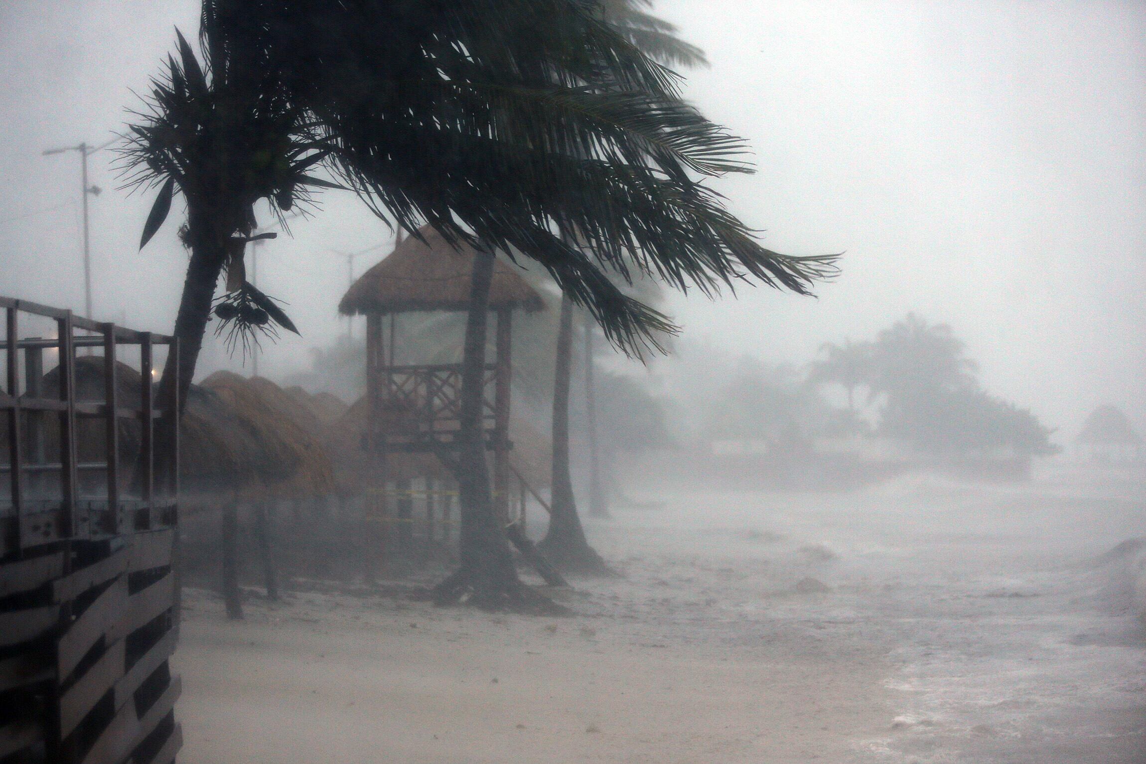 Fotografía del oleaje y fuertes vientos provocados por el huracán Helene, en Cancún (México).
EFE/ Alonso Cupul

