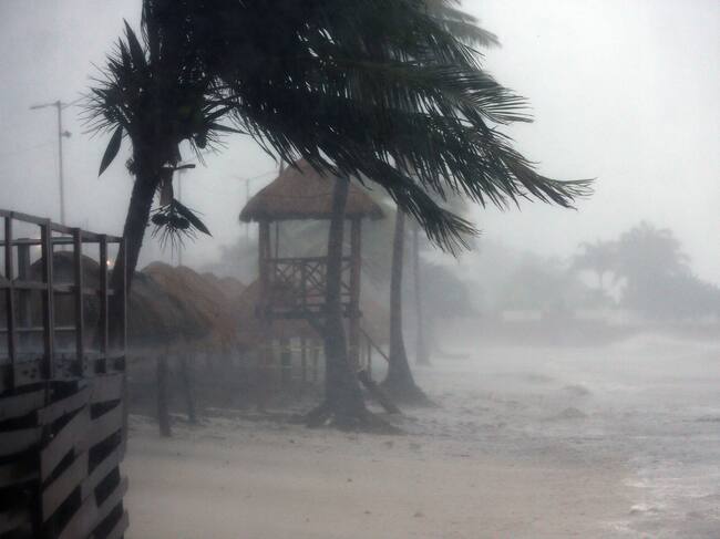 Fotografía del oleaje y fuertes vientos provocados por el huracán Helene, en Cancún (México).
EFE/ Alonso Cupul