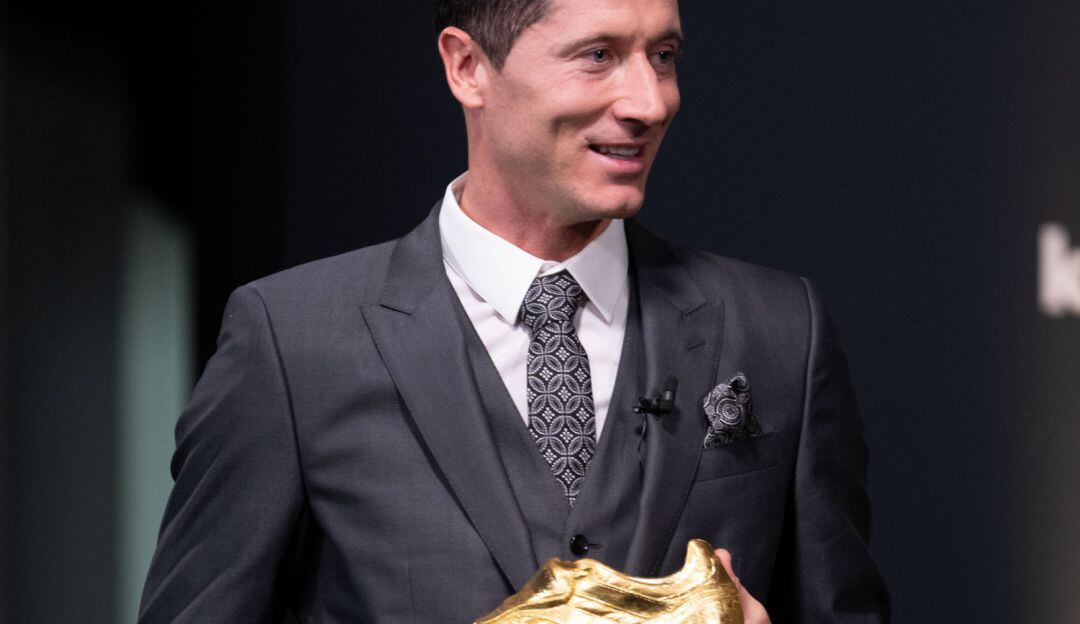 Robert Lewandowski luce la Bota de Oro de la pasada temporada.
