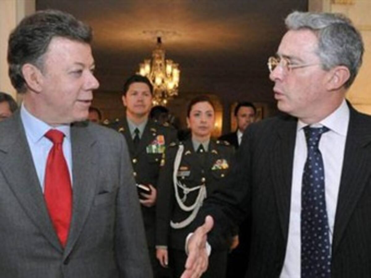 Santos se aparta de controversia con Uribe y reitera su “respeto” por él