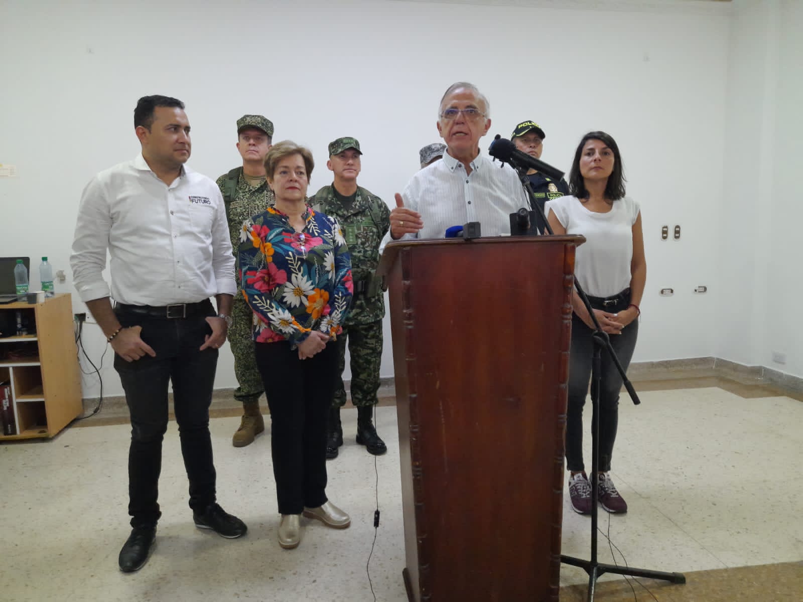Ministros de Defensa, Minas y Trabajo en mesa de trabajo en Arauca. Cortesía: MinDefensa.