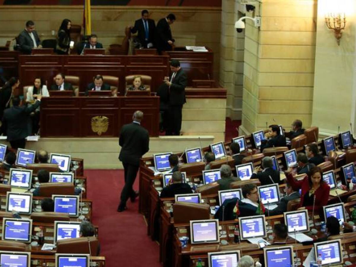 Arrepentidos reviven en el Senado proyecto que castiga el ausentismo