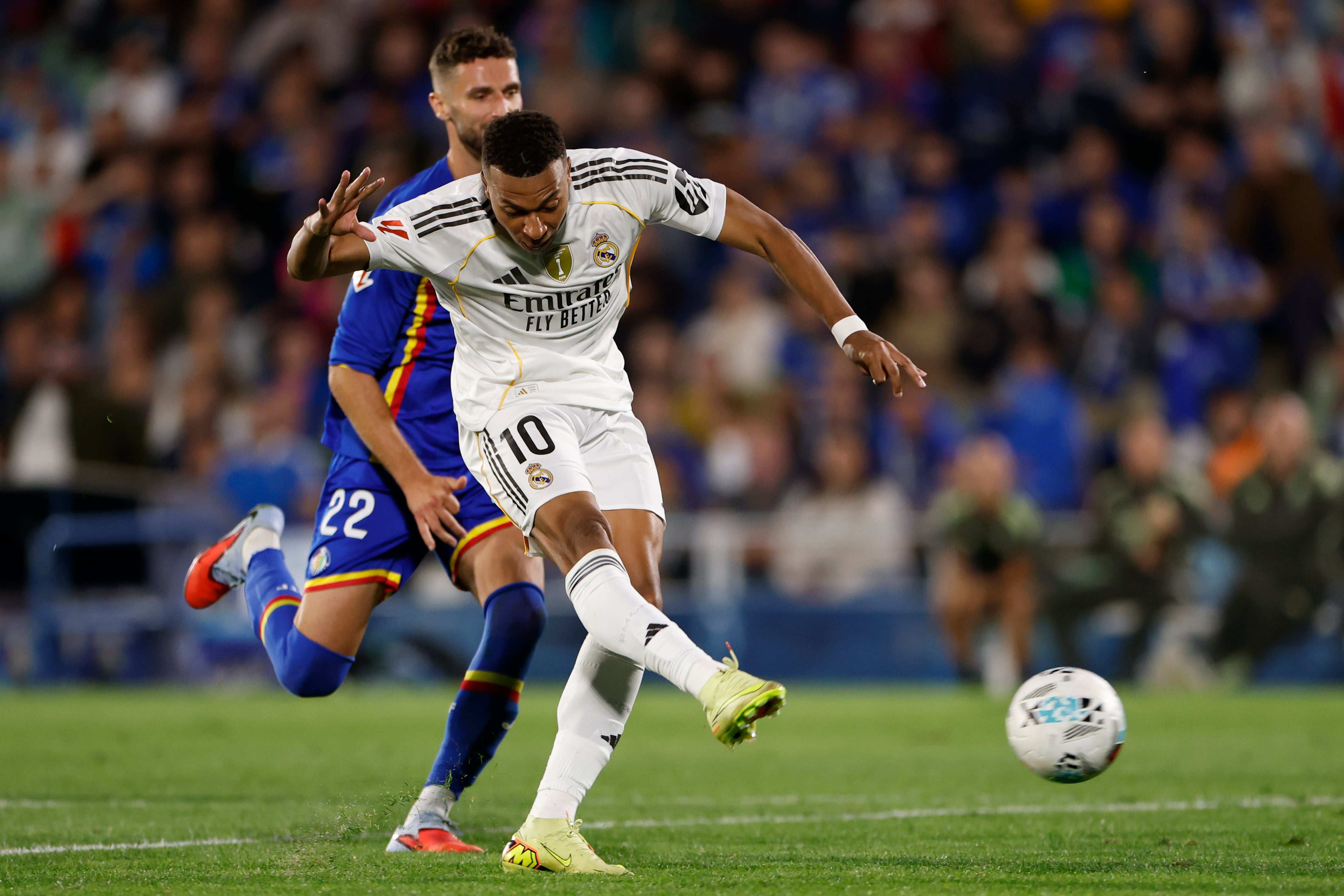 Kylian Mbappé jugador de Real Madrid, anotando gol ante Getafe en la fecha 8 de la Liga Española / Getty Images