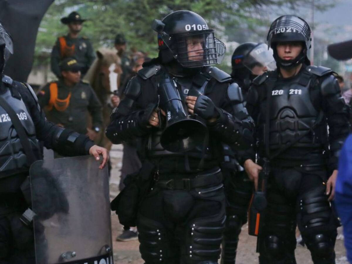 Anuncian investigación a policías que permitieron a civiles usar armas