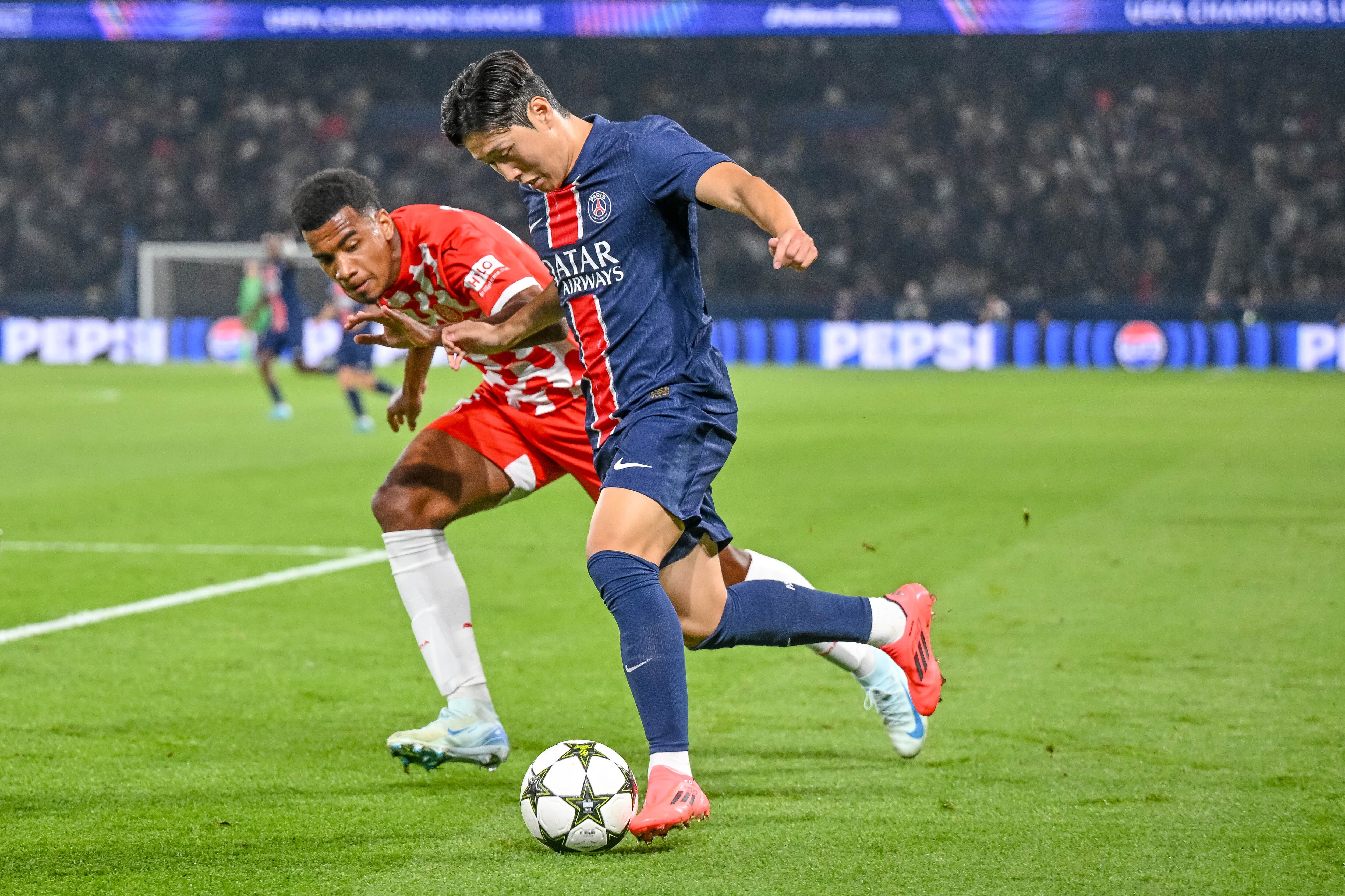 Jhon Solís disutando el balón con Kang-in Lee en Champions League. (Photo by Harry Langer/DeFodi Images via Getty Images)