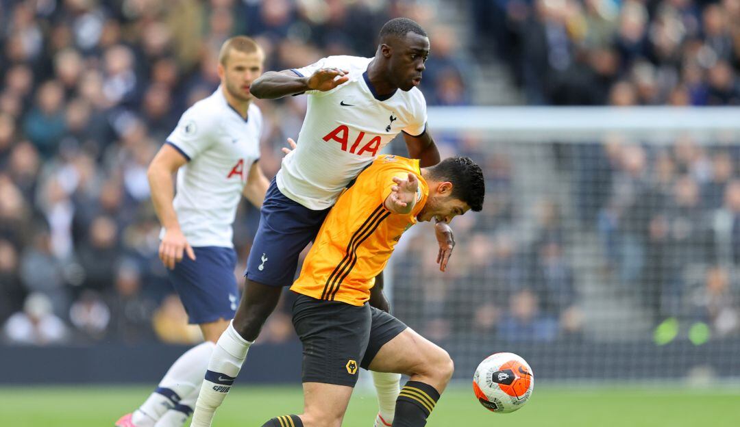 Davinson luchando un balón contra el mexicano Raúl Jiménez