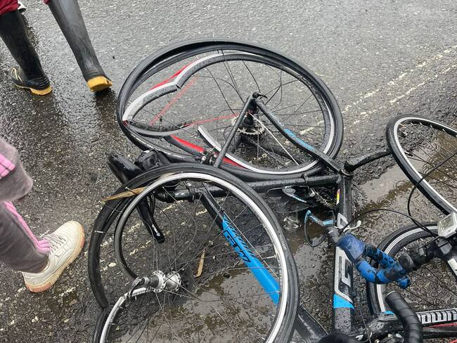 Buscan conductor de vehículo que impactó contra tres ciclistas en la vía Cañasgordas