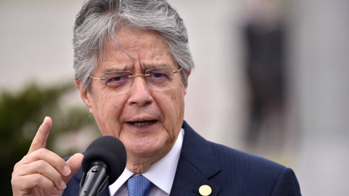 Presidente de Ecuador anuncia autorización de tenencia y porte de armas para civiles