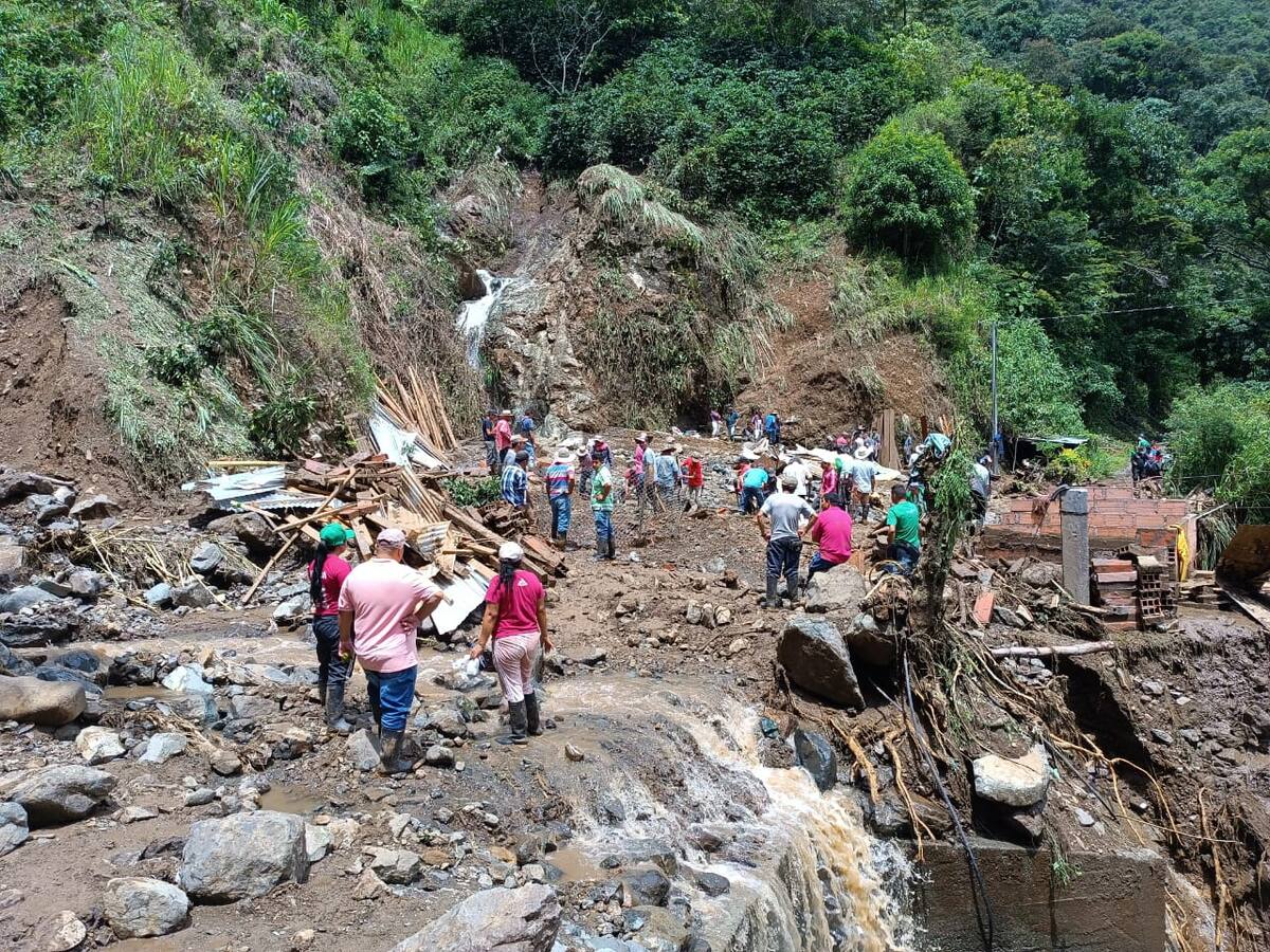 Más de 2 mil campesinos están incomunicados por perdía de una vía en zona rural de Ituango