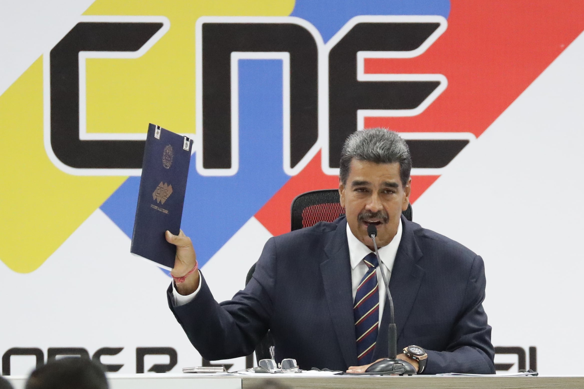 El presidente de Venezuela, Nicolás Maduro, sostiene el acta de juramentación del presidente electo entregada por el presidente de Consejo Nacional Electoral (CNE), Elvis Amoroso (no en la foto)  en Caracas (Venezuela). 
EFE/ Ronald Peña R.