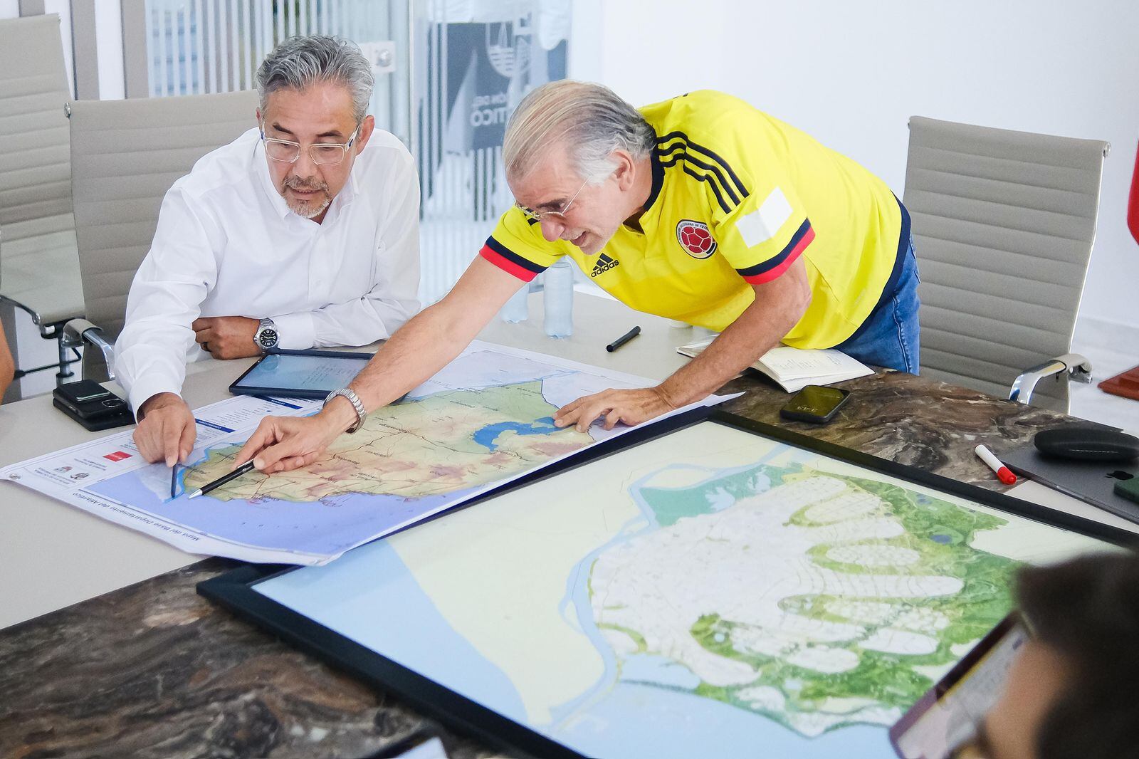 Gobernador Eduardo Verano con representantes de la firma holandesa. Foto: Gobernación del Atlántico.