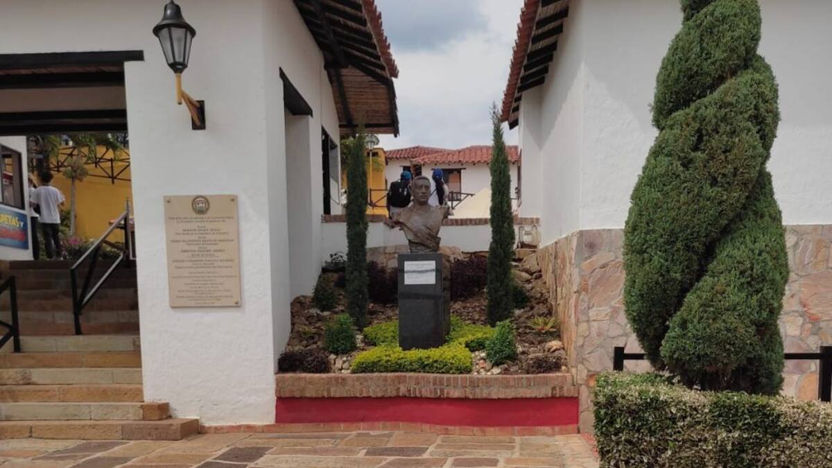 Instalaron busto del coronel Aguilar en Panachi