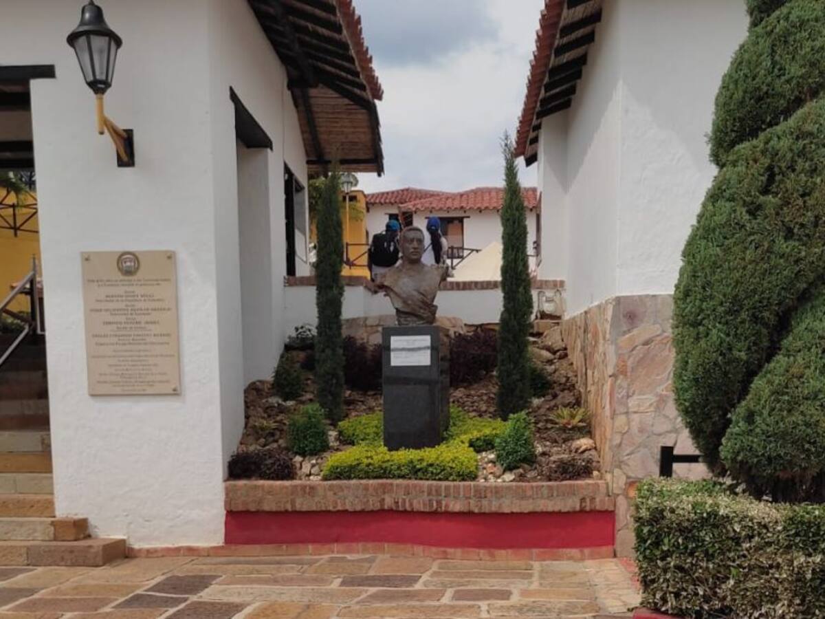 Instalaron busto del coronel Aguilar en Panachi