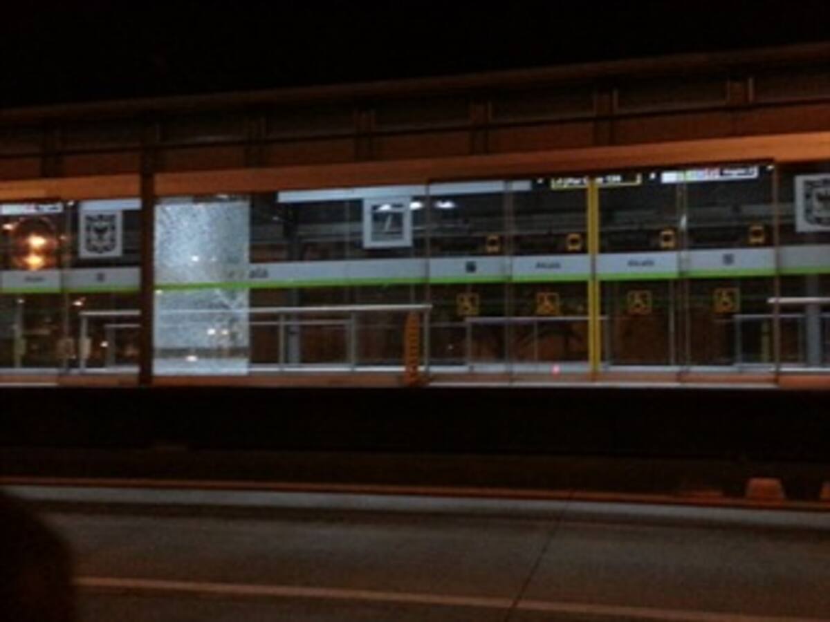 'Balineros' destruyen nuevamente vidrios de estaciones de Transmilenio