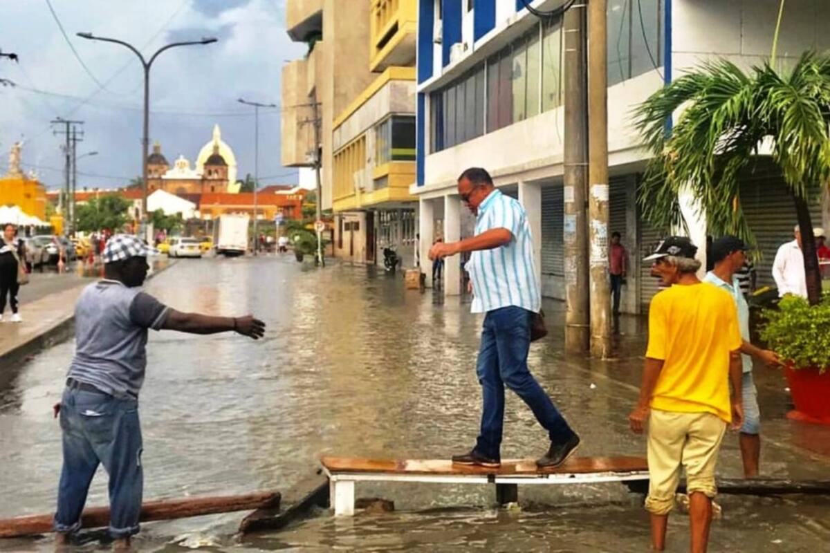 En medio de la eventualidad aparece el ingenio de los cartageneros. En la Av. Daniel Lemaitre pasar por un improvisado puente puede valer hasta $2000