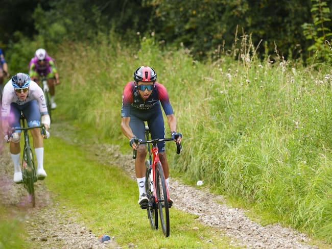 Egan Bernal cruza por territorio destapado durante la tercera etapa del Tour de Dinamarca.