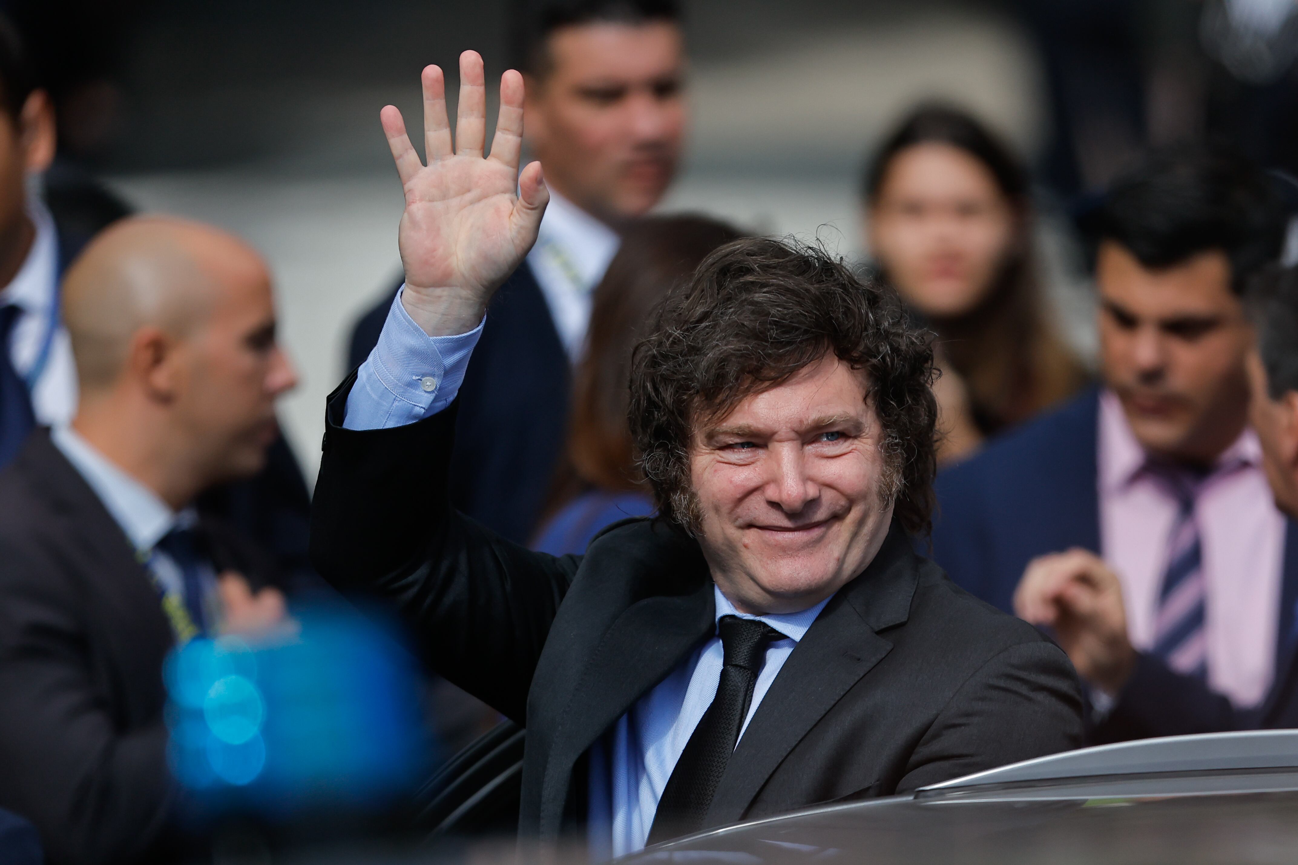 AME4187. BUENOS AIRES (ARGENTINA), 02/04/2024.- EL presidente de Argentina, Javier Milei, participa en un acto recordatorio del 42° aniversario de la guerra de Las Malvinas, este martes en la Plaza San Martín de Buenos Aires (Argentina). El país recuerda este martes el enfrentamiento de 1982 entre Argentina y el Reino Unido que duró 74 días y causó 649 muertes del lado argentino, 255 del Reino Unido y tres civiles isleños. EFE/ Juan Ignacio Roncoroni