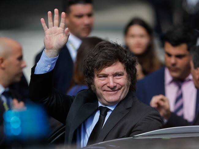 AME4187. BUENOS AIRES (ARGENTINA), 02/04/2024.- EL presidente de Argentina, Javier Milei, participa en un acto recordatorio del 42° aniversario de la guerra de Las Malvinas, este martes en la Plaza San Martín de Buenos Aires (Argentina). El país recuerda este martes el enfrentamiento de 1982 entre Argentina y el Reino Unido que duró 74 días y causó 649 muertes del lado argentino, 255 del Reino Unido y tres civiles isleños. EFE/ Juan Ignacio Roncoroni