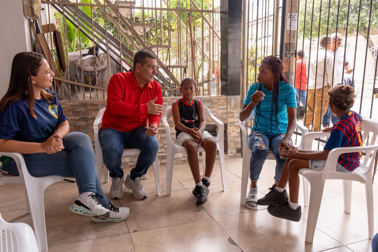 Yusmaris y sus hijos, junto al alcalde y la directora de Corvivienda. // Alcaldía de Cartagena