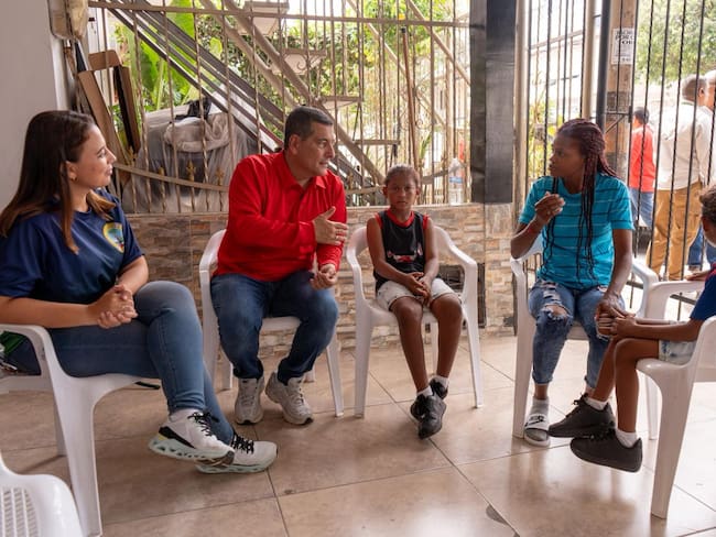 Yusmaris y sus hijos, junto al alcalde y la directora de Corvivienda. // Alcaldía de Cartagena