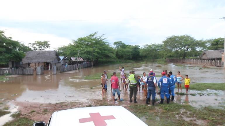 Organismos de socorro atienden a afectados en la vereda Sabanitas