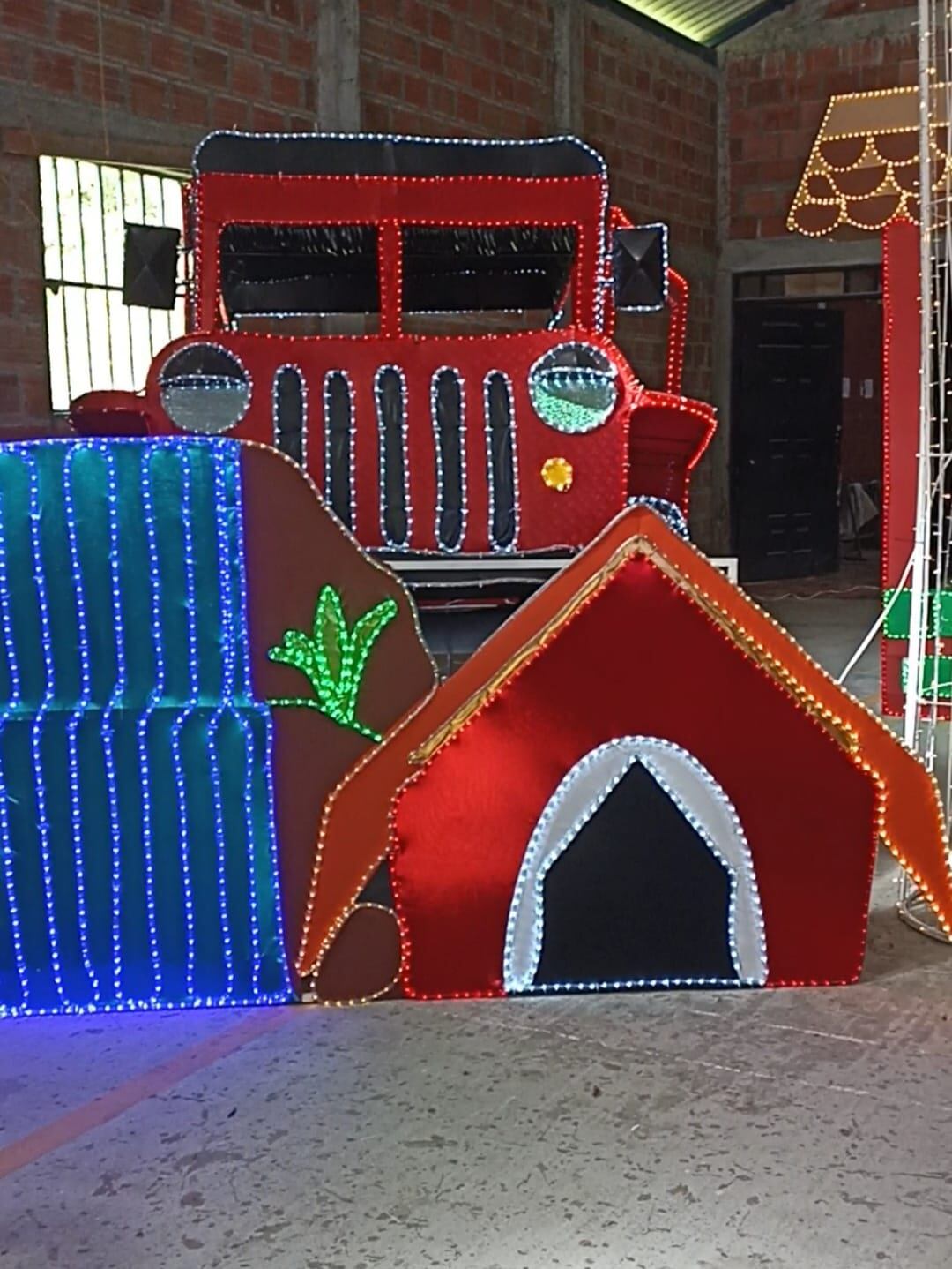 Imágenes de las figuras del alumbrado navideño en Armenia