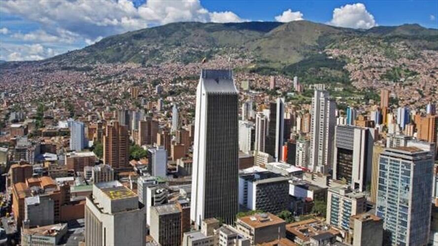 El edificio está ubicado en el barrio Belén Rincón de Medellín y su evacuación preventiva se da luego de una inspección realizada por ingenieros.. Foto: Colprensa