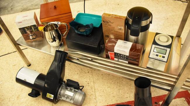 Elementos para el laboratorio de café en Líbano.