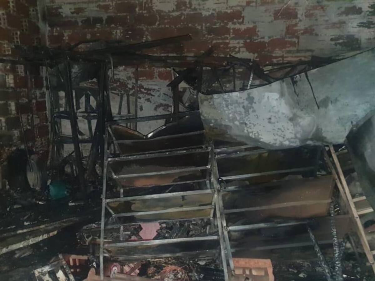 Un incendio consumió varios repuestos de carros en un taller de Guayabal