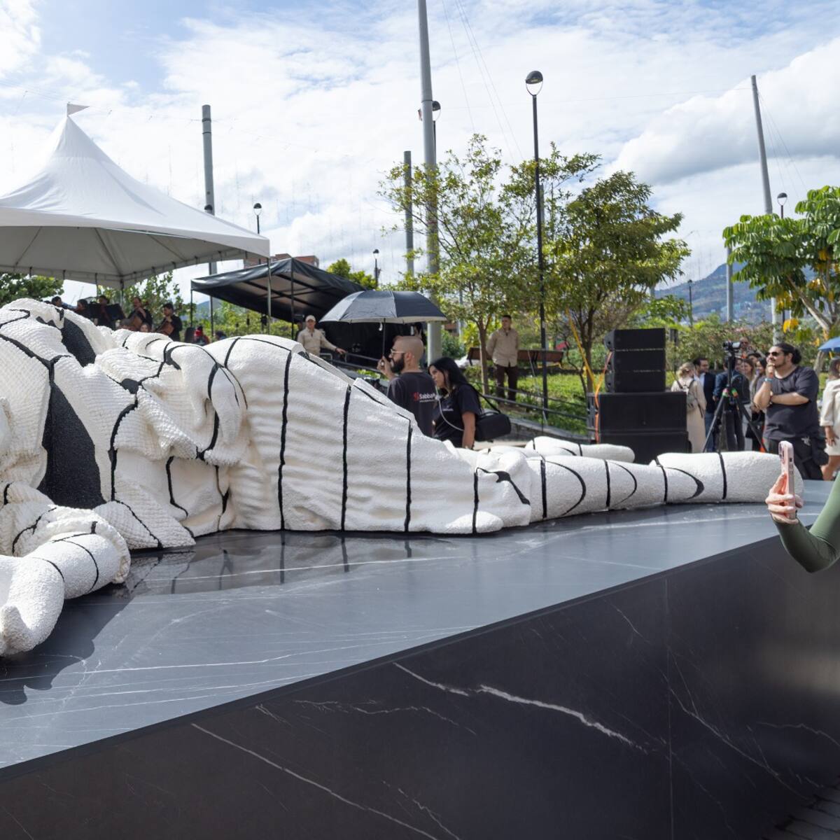 Con la escultura “Vacío presente”, Medellín conmemora la toma del Palacio de Justicia hace 40 años