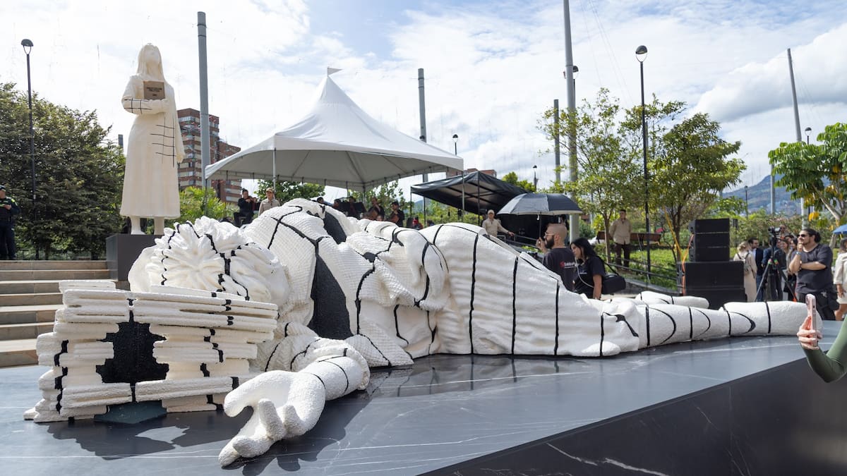 Con la escultura “Vacío presente”, Medellín conmemora la toma del Palacio de Justicia hace 40 años