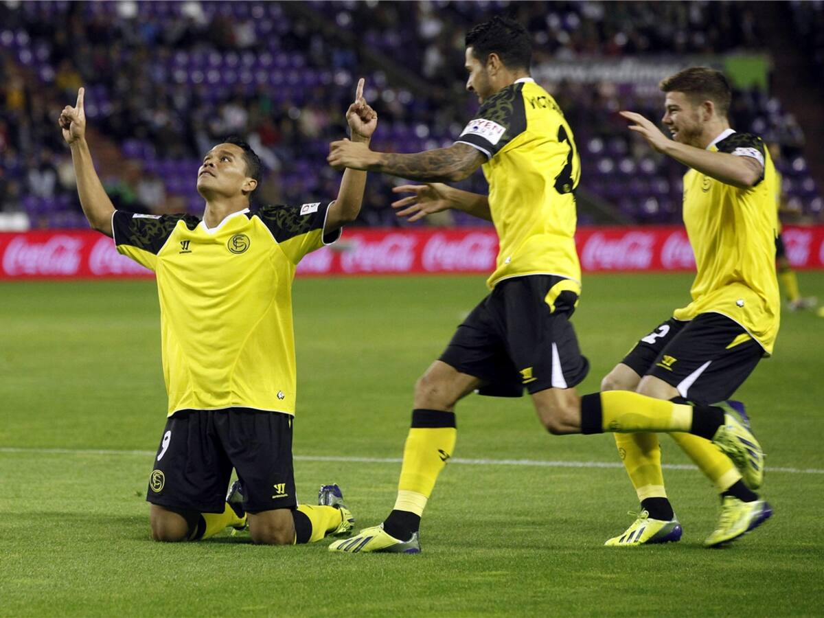 El colombiano Carlos Bacca celebra su gol ante Valladolid
