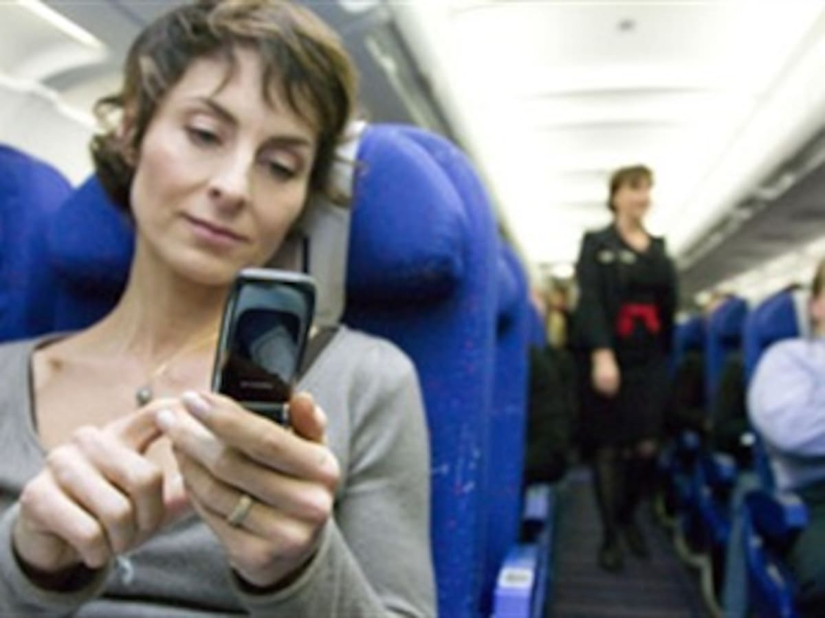 A partir del año entrante pasajeros aéreos podrán usar sus celulares durante el vuelo: La Boeing