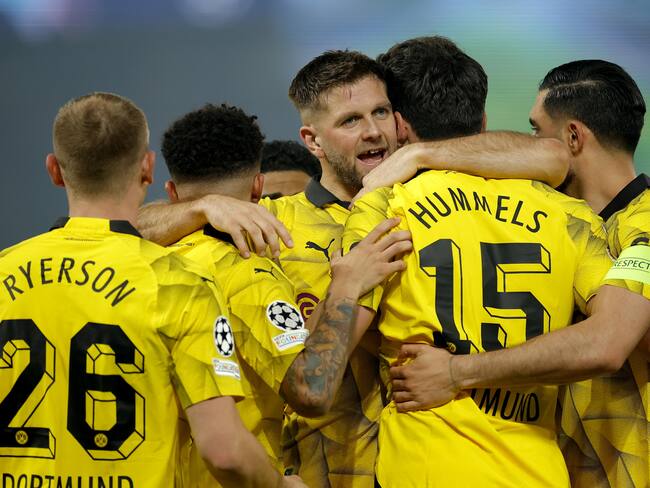 Los jugadores del Brussia Dortmund festejan el gol de Mats Hummels. (Liga de Campeones, Francia, Rusia) EFE/EPA/YOAN VALAT