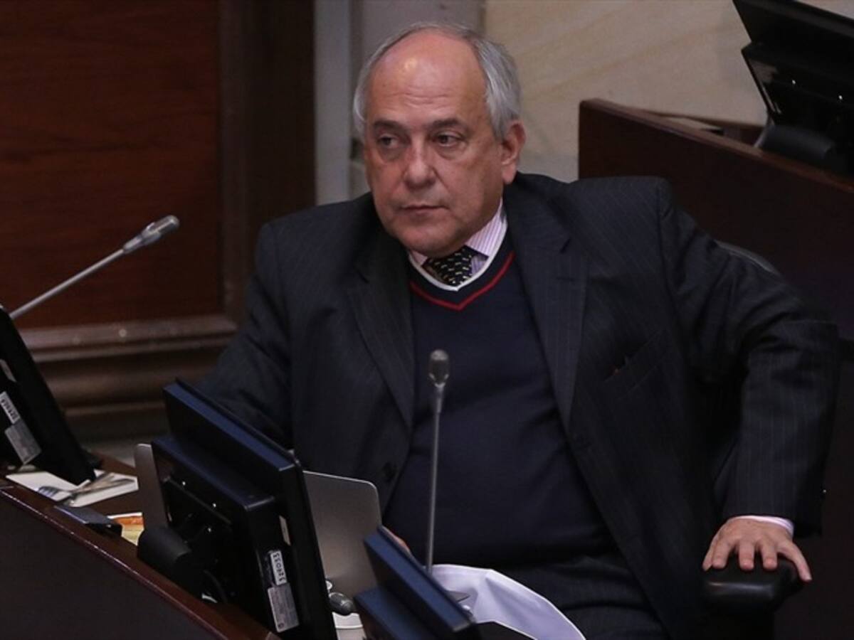 No tengo nada que ver con el señor Areiza: senador José Obdulio Gaviria