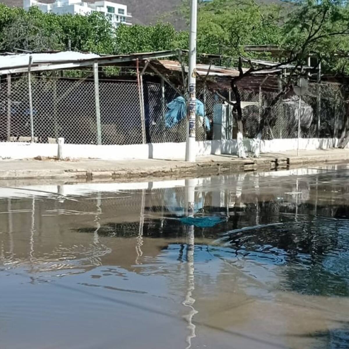 Con ‘Firmatón’ exigen solución definitiva al rebosamiento de aguas residuales en Santa Marta