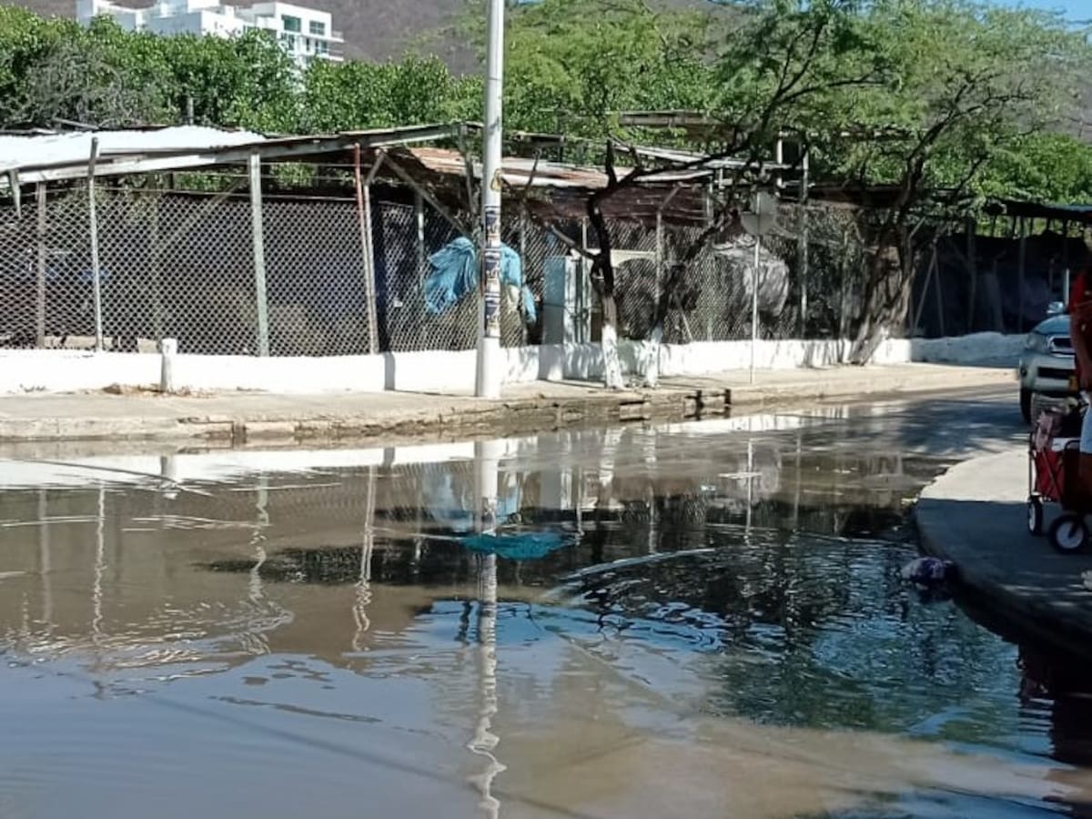 Con ‘Firmatón’ exigen solución definitiva al rebosamiento de aguas residuales en Santa Marta
