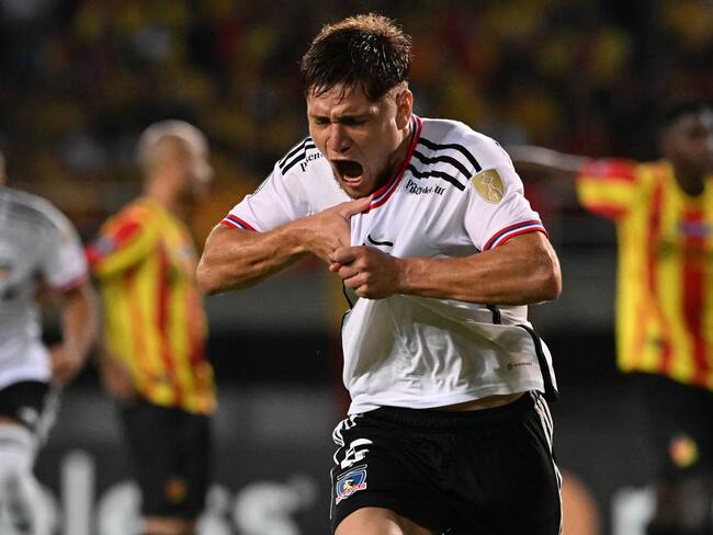 Colo-Colo's Argentine forward Leonardo Gil celebrates after scoring a goal during the Copa Libertadores group stage first leg football match between Deportivo Pereira and Colo Colo, at the Hernán Ramírez Villegas stadium in Pereira, Colombia, on April 5, 2023. (Photo by JOAQUIN SARMIENTO / AFP) (Photo by JOAQUIN SARMIENTO/AFP via Getty Images)