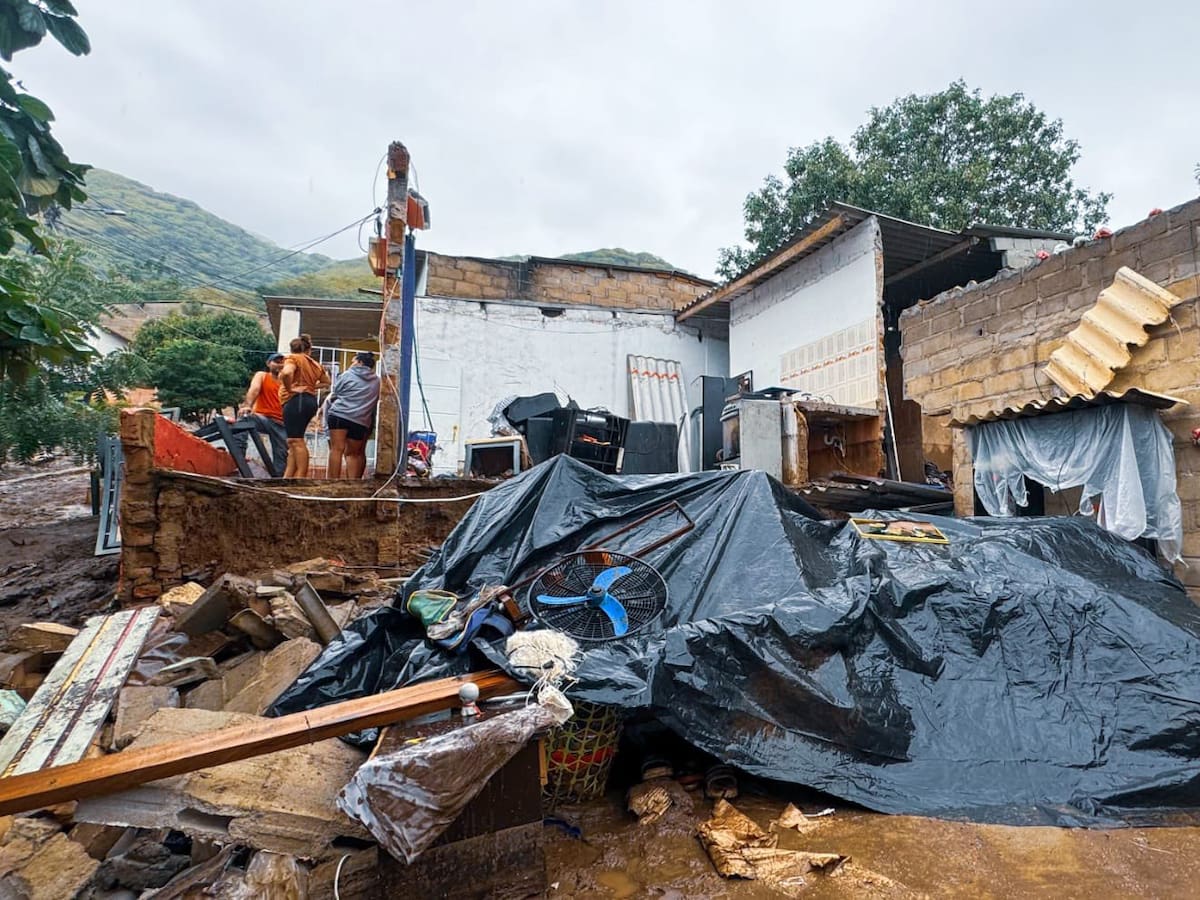 Avalancha en zona de Santa Marta generó el colapso de viviendas y daños en vehículos