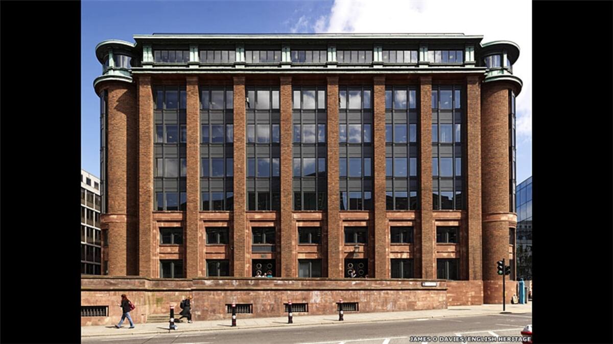 Hay cerca de medio millón de edificios en esa lista en Inglaterra, pero sólo unos pocos de ellos fueron construidos desde 1945. Generalmente un edificio tiene que tener 30 años para ser considerado en la lista. En 1987 el primer edificio entró bajo su protección.