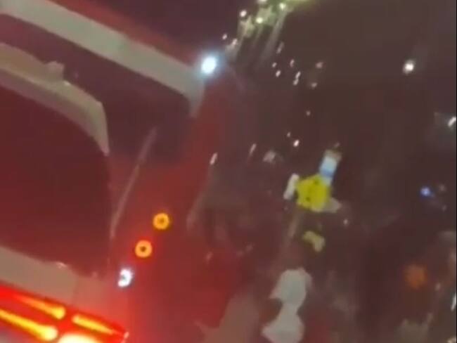 Video/Hinchas de Santa Fe vandalizaron bus de Universitario de Perú en Bogotá