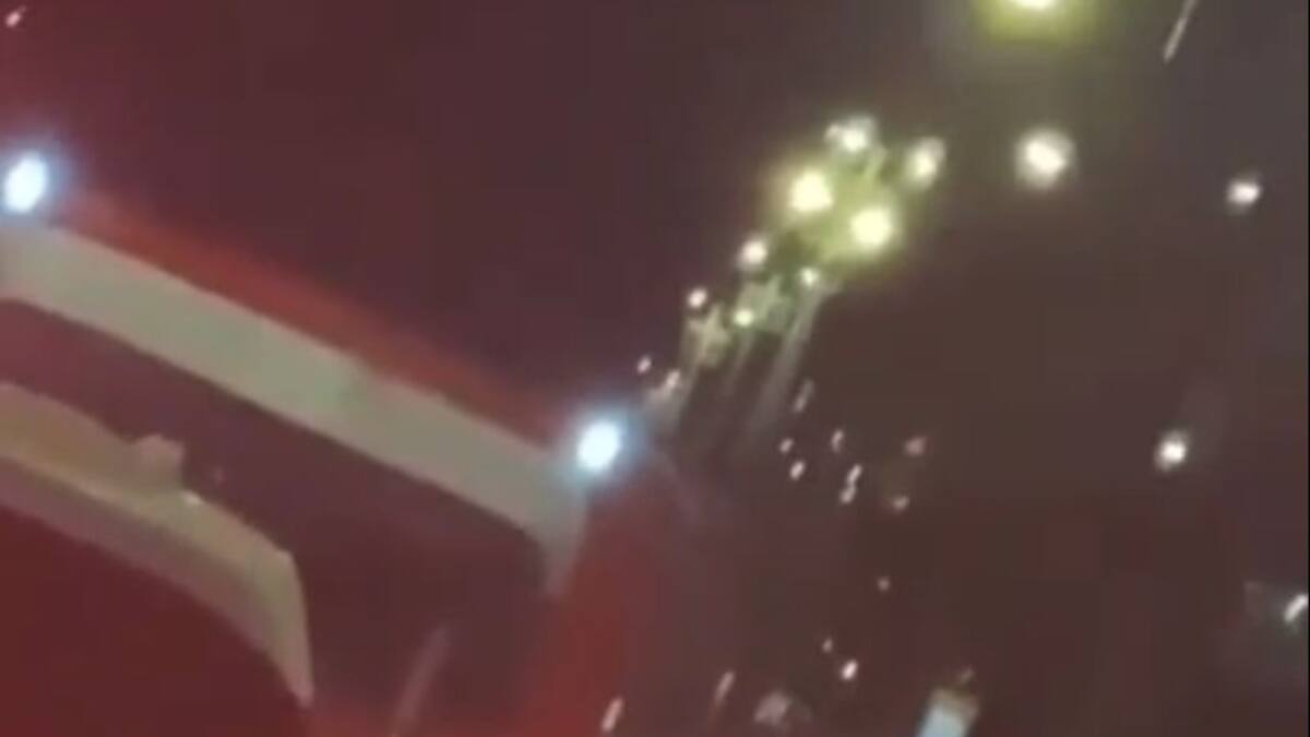 Video/Hinchas de Santa Fe vandalizaron bus de Universitario de Perú en Bogotá
