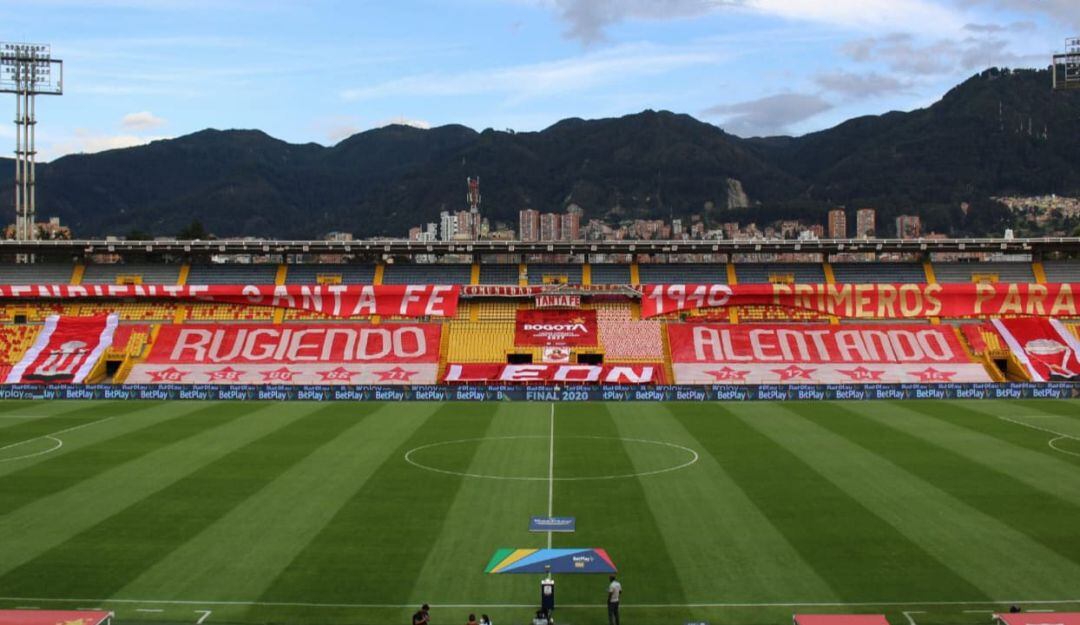 Hinchas de Independiente Santa Fe adornaron las tribunas del Campín para el partido de la final ante América de Cali.