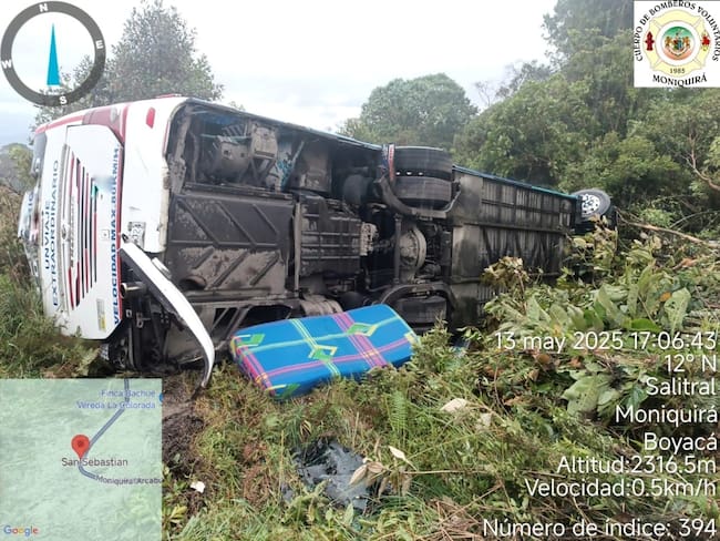 El bus, que transportaba ocho pasajeros, se volcó en una curva peligrosa; siete personas resultaron lesionadas