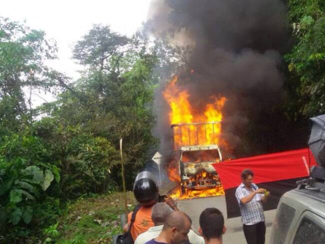 Quema de vehículos en la vía Risaralda - Chocó