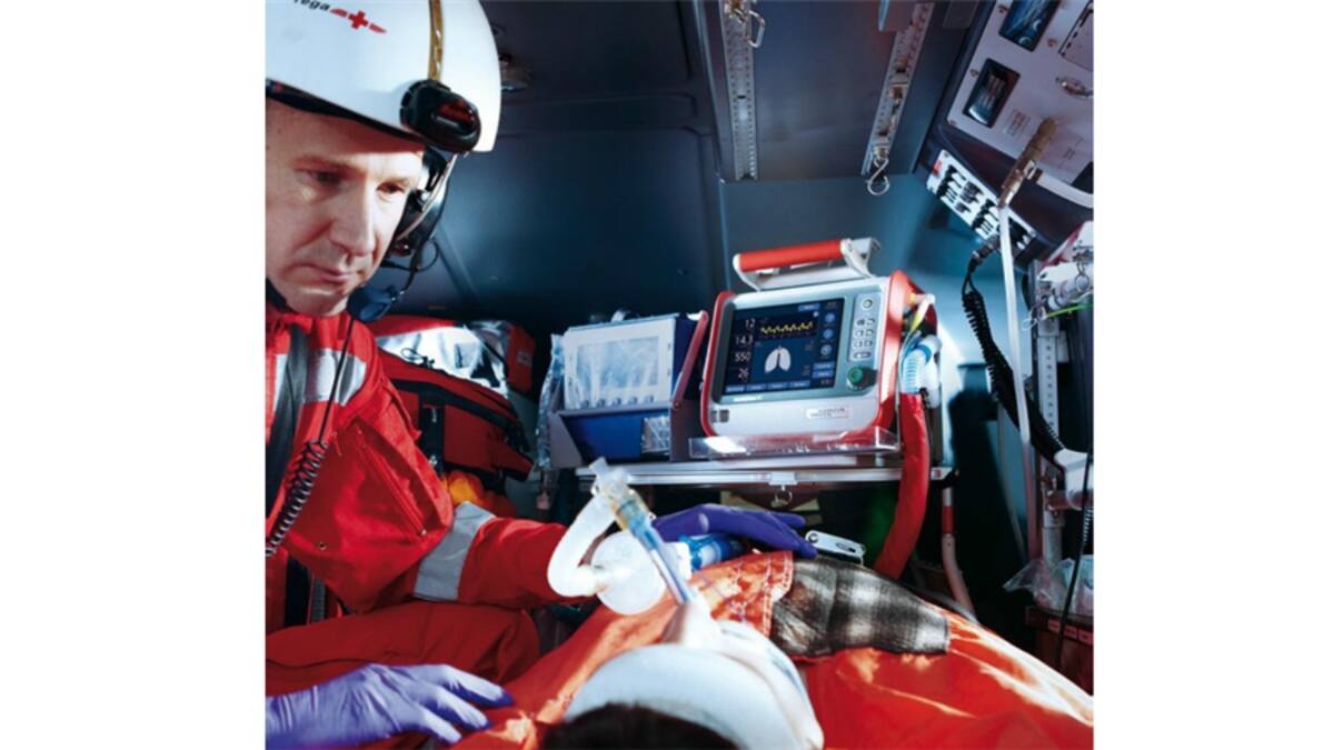 El endoscopio, ese aparato que se introduce por la boca o por otros orificios naturales para mirar el interior del cuerpo fue inventado hace más de 150 años. Pero esta nueva versión (EvoCam) es un modelo ultraliviano que puede trasladarse fácilmente en una mochila hacia cualquier clínica por más remota que sea su ubicación. Este aparato permitiría hacer diagnósticos y brindar tratamiento a pacientes que no suelen tener acceso a esta clase de procedimientos.
