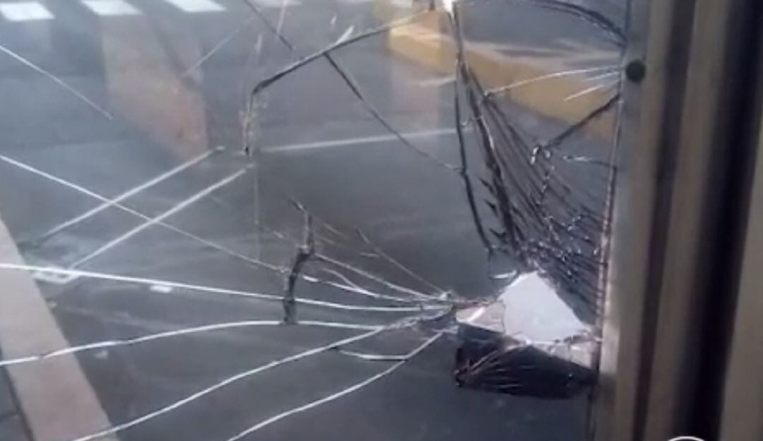 Vidrio afectado en el peaje de Manga